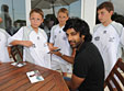 Vikash Dhorasoo à la rencontre des enfants